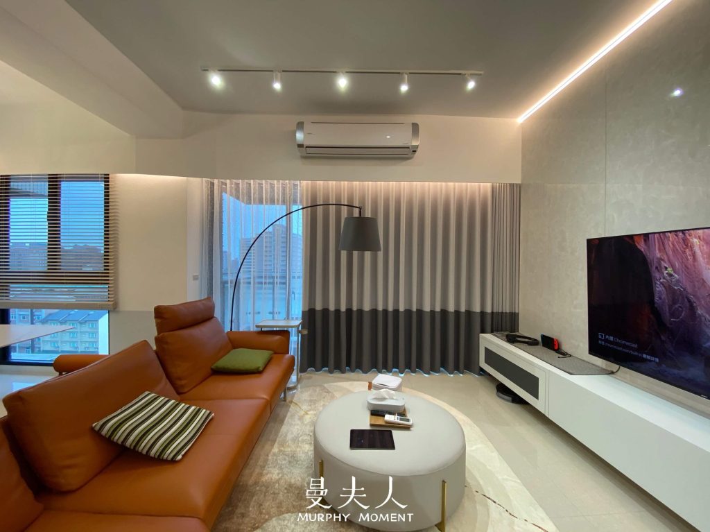 客廳有兩扇窗戶,窗簾該如何搭配?善用不同窗簾造型打造簡約清新宅 7 客廳餐廳 用窗簾搭配打造空間功能區隔