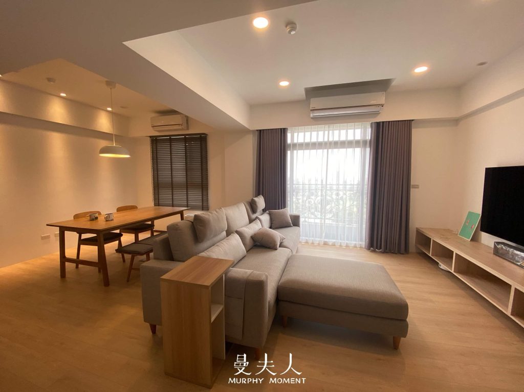 客廳有兩扇窗戶,窗簾該如何搭配?善用不同窗簾造型打造簡約清新宅 6 客廳與餐廳相連 如何用窗簾打造舒適動線?