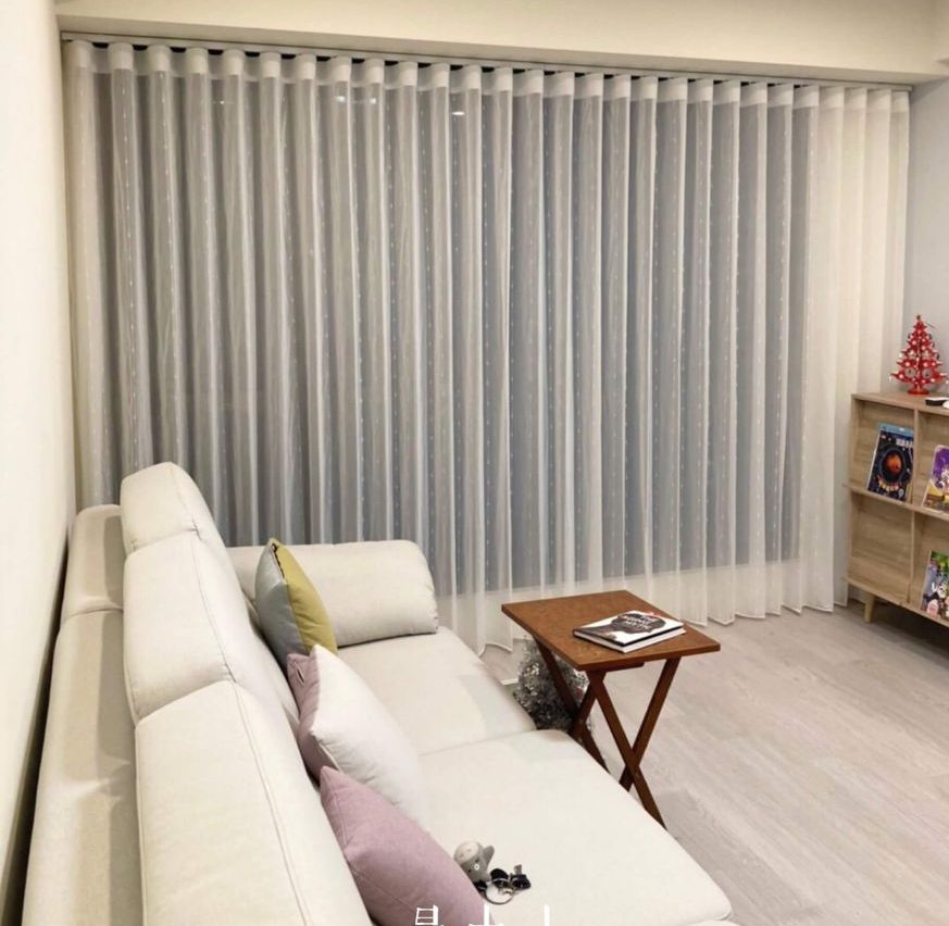 保留空間高度，有節省木作費用的優點，並讓窗紗覆蓋牆面，得到延伸整體遼闊感受的效果。