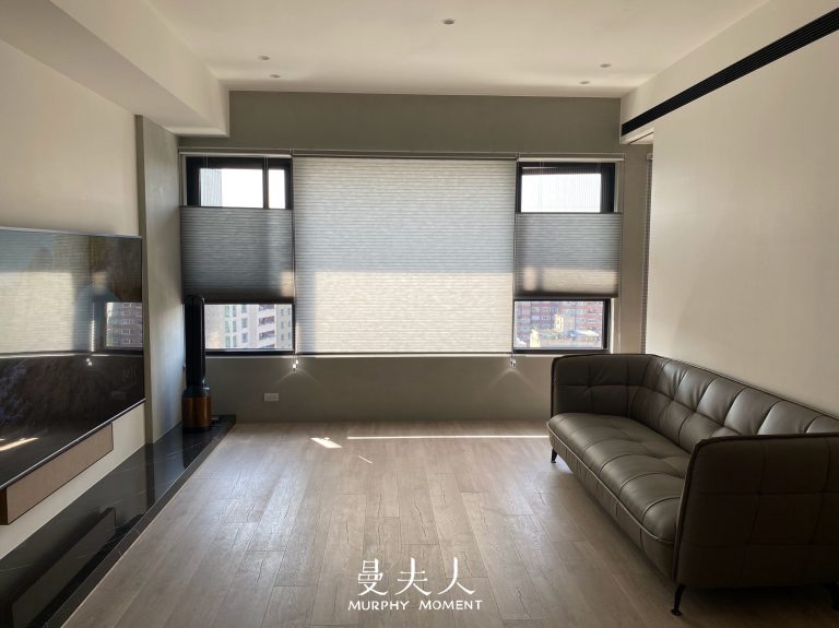 灰白色風琴簾，俐落營造客廳現代簡約風