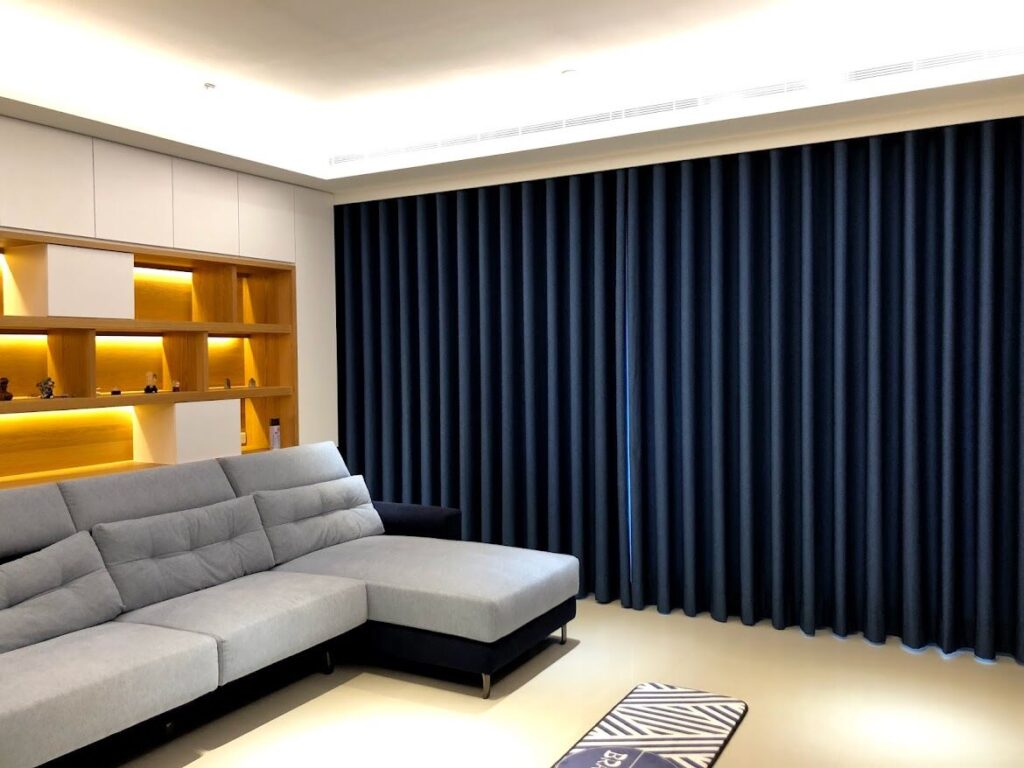 遮光窗簾 | 遮光窗簾怎麼選?挑選秘訣一次搞懂 11 客廳遮光蛇行布簾