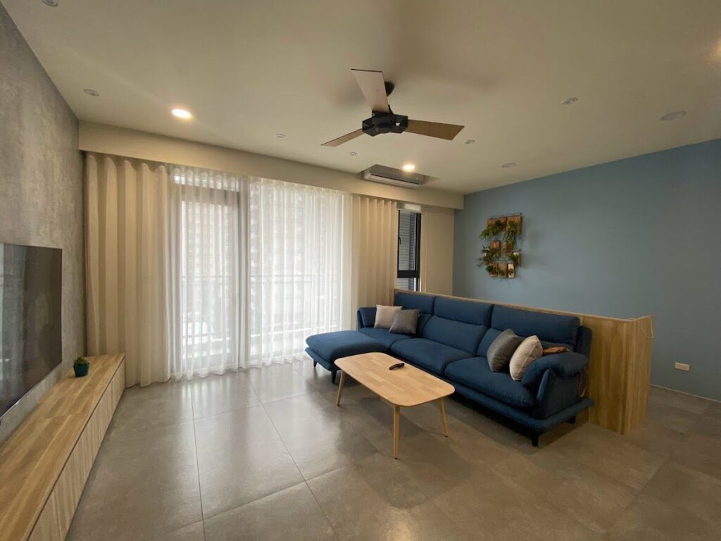 遮光窗簾 | 遮光窗簾怎麼選?挑選秘訣一次搞懂 6 淺色蛇行布簾營造明亮客廳