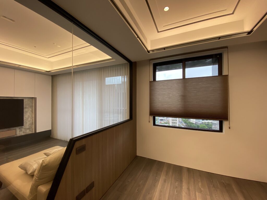 風琴簾缺點有哪些? 風琴簾安裝、優缺點與遮光效果全面解析 11 書房空間 半腰窗安裝風琴簾