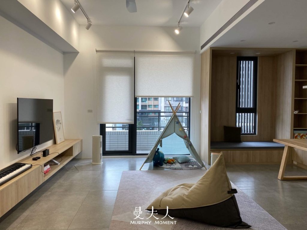 白色陽光捲簾打造日式輕透客廳