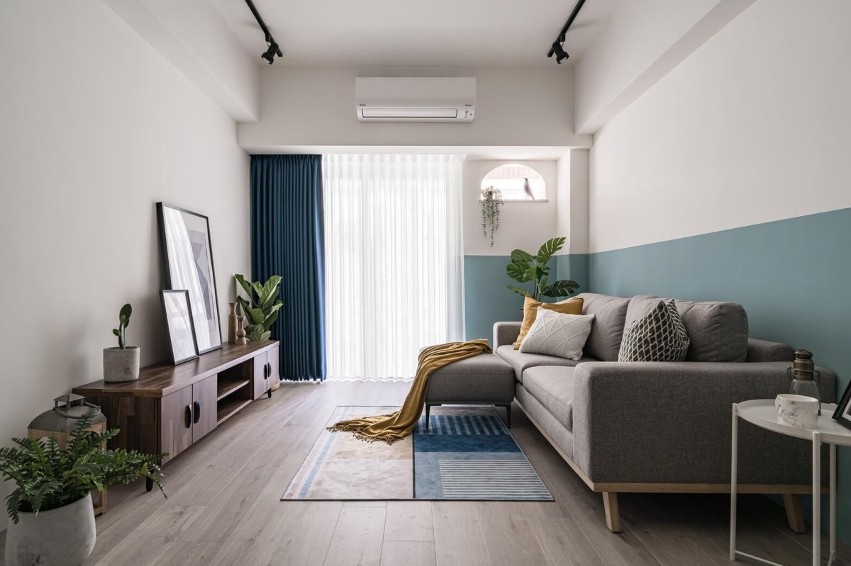 採用相近色，深藍色客廳窗簾與淺藍色牆壁塗漆相襯，營造出寧靜優雅的氛圍