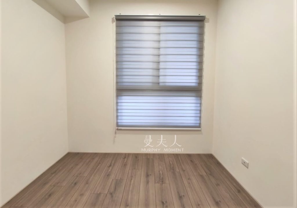 直立柔紗簾 | 落地窗與露台戶的最愛!直立柔紗簾讓你自由穿梭無障礙|新竹窗簾精選案例《德鑫一笈》 4 淺灰色調光簾