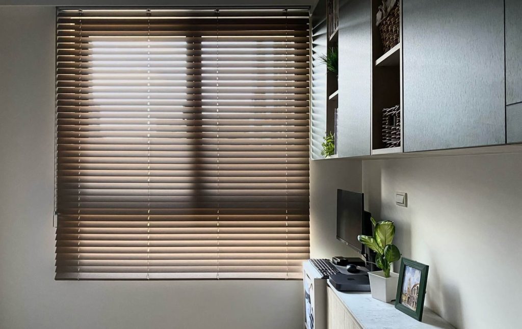 北歐風設計如何打造? 北歐居家風格打造秘訣 看完這篇就知道! 6 書房窗簾安裝木百葉窗簾打造明亮清爽閱讀空間