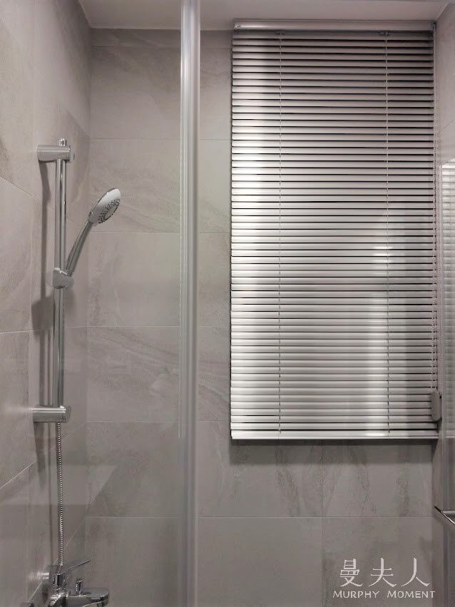 直立柔紗簾 | 落地窗與露台戶的最愛!直立柔紗簾讓你自由穿梭無障礙|新竹窗簾精選案例《德鑫一笈》 5 浴室防水鋁百葉