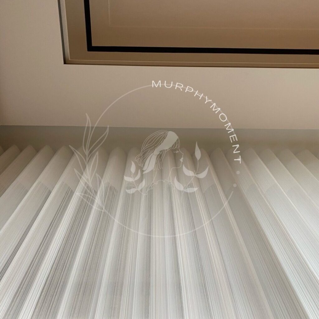 直立柔紗簾 | 落地窗與露台戶的最愛!直立柔紗簾讓你自由穿梭無障礙|新竹窗簾精選案例《德鑫一笈》 1 直立柔紗簾 擁有如蛇行簾的筆直俐落