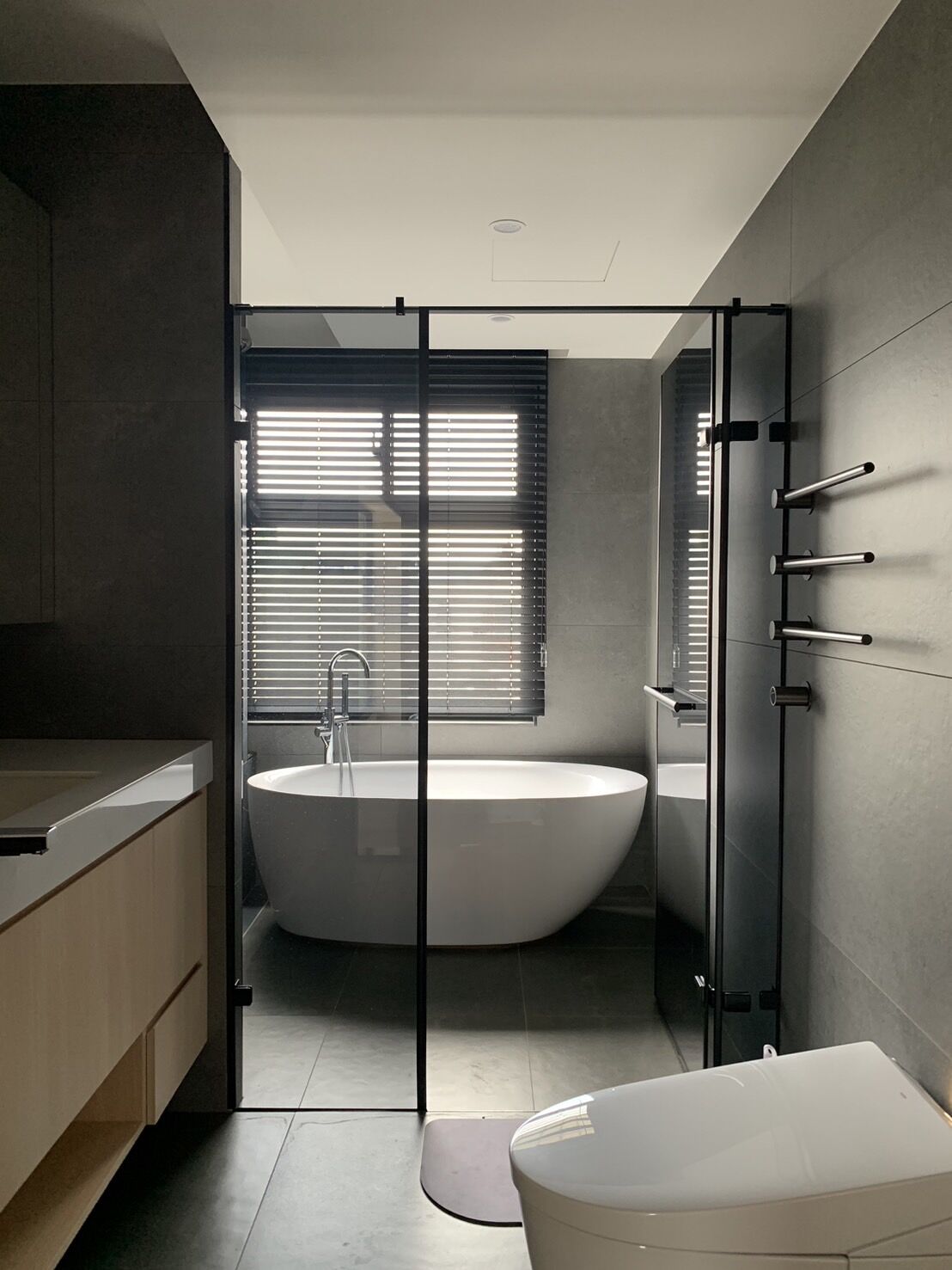 風琴簾缺點有哪些? 風琴簾安裝、優缺點與遮光效果全面解析 13 浴室窗簾推間 鋁百葉防潮通風打造清爽的浴室