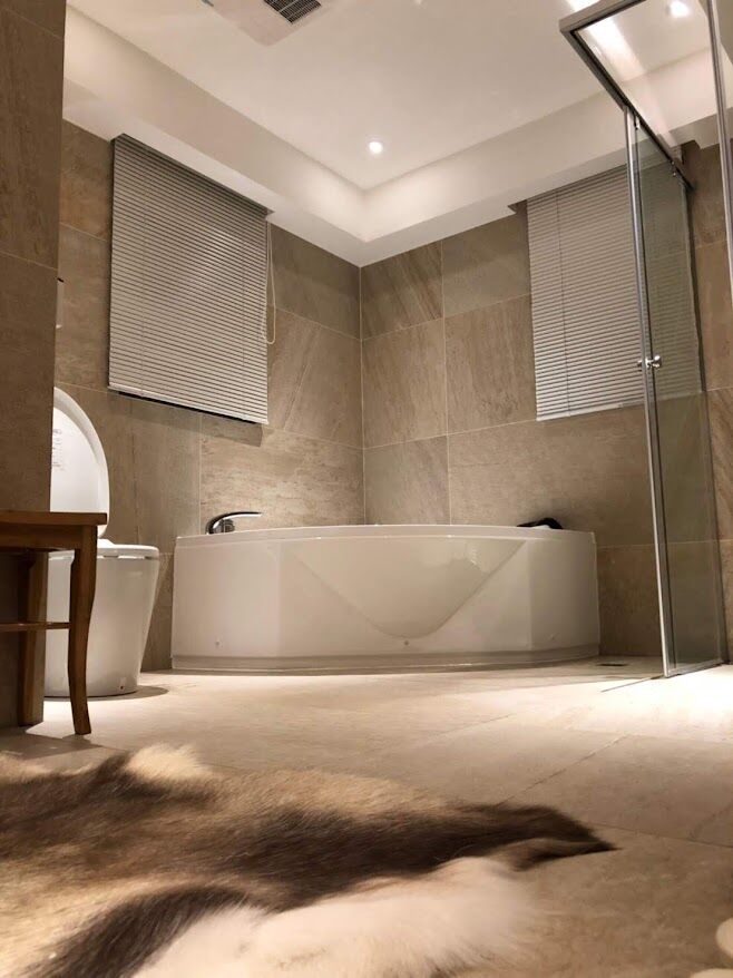 浴室窗簾推薦:百葉窗簾打造舒適私密空間的完美解決方案 6 白色鋁百葉 打造清爽浴室氛圍