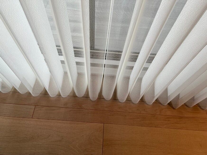 直立柔紗簾 | 落地窗與露台戶的最愛!直立柔紗簾讓你自由穿梭無障礙|新竹窗簾精選案例《德鑫一笈》 2 直立穿透簾 獨立葉片 方便進出露臺