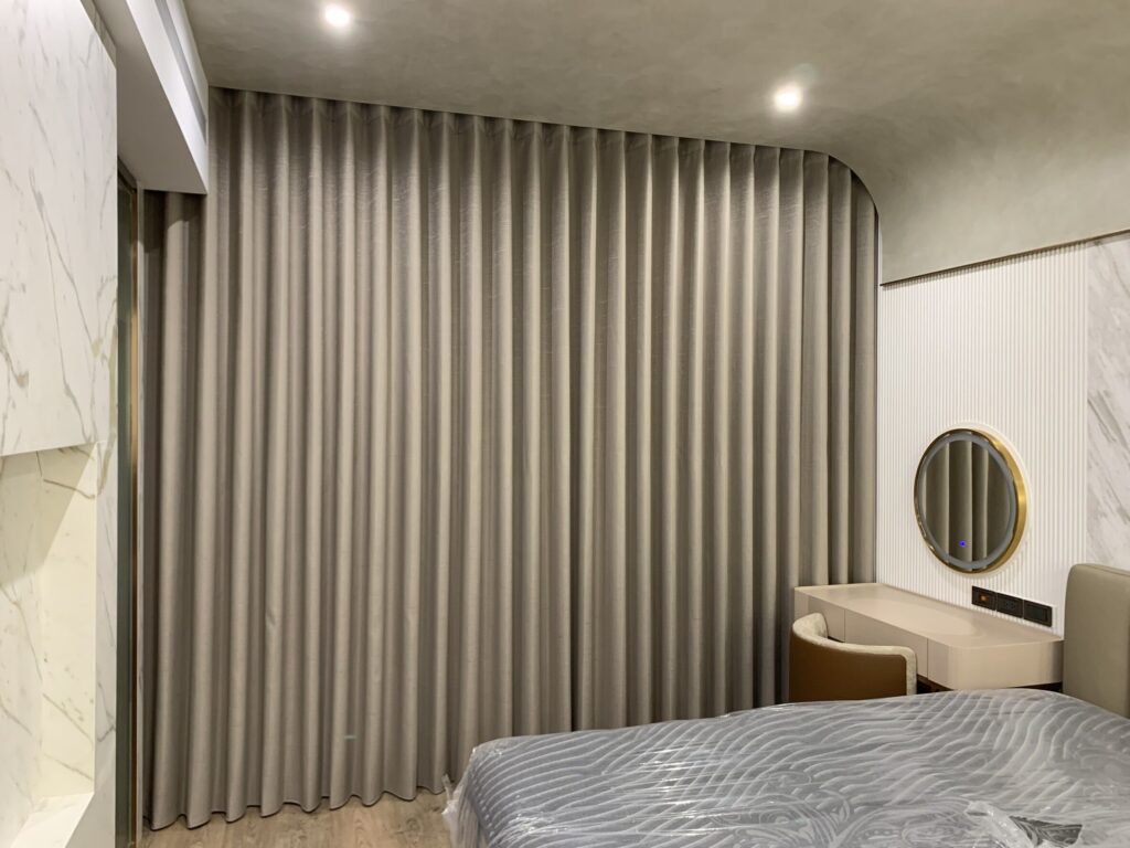 蛇行遮光布簾氣派，適合安裝於較大坪數的臥室空間