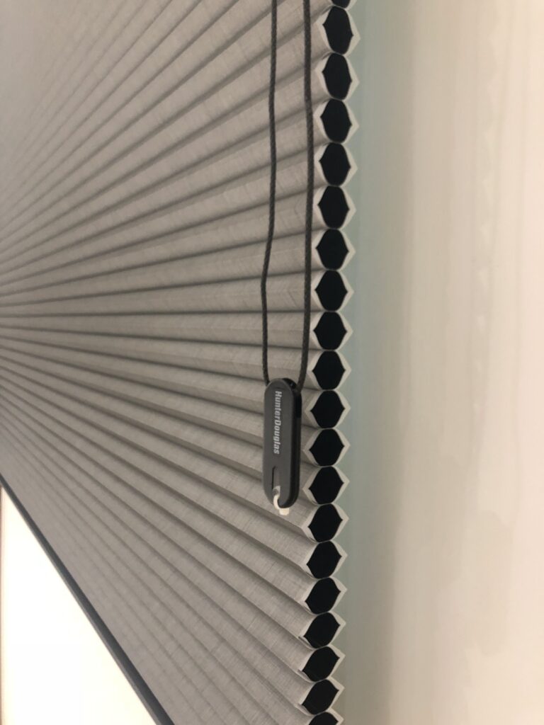 遮光窗簾 | 遮光窗簾怎麼選?挑選秘訣一次搞懂 9 亨特道格拉斯風琴簾 獨家專利雙層蜂巢結構 引領節能環保