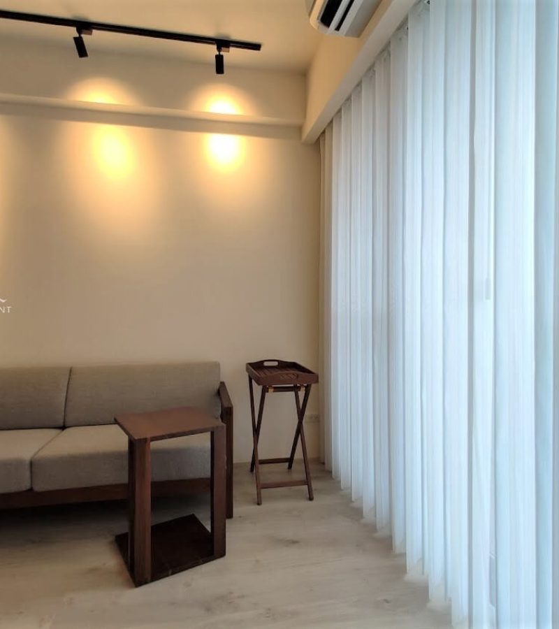 純白潔淨的直立柔紗簾打造通透的客廳氛圍