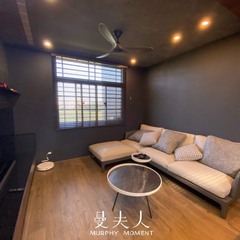 深色木百葉為工業風客廳注入原始材質氛圍與溫暖的木質感