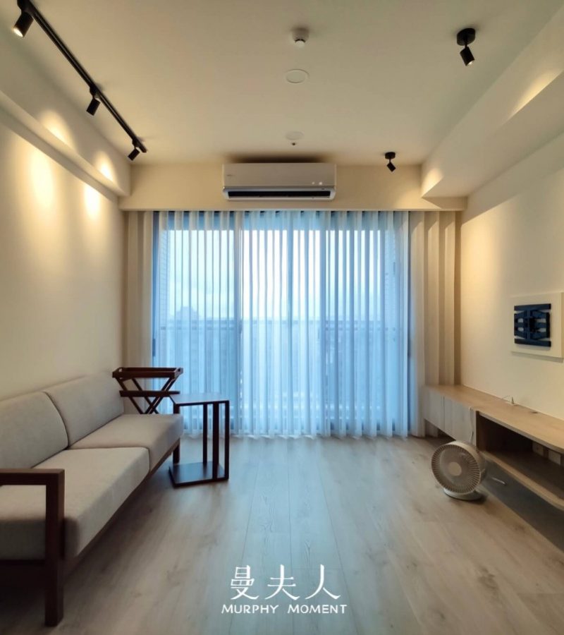 直立柔紗簾搭配客廳落地窗