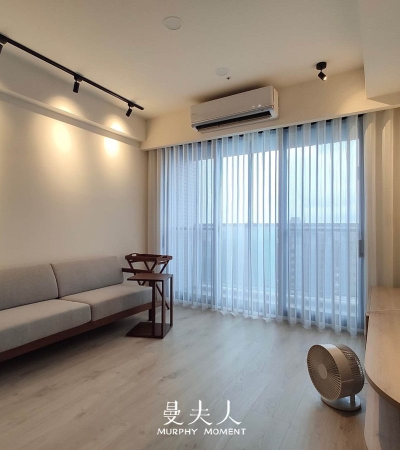 直立柔紗簾 | 落地窗與露台戶的最愛！直立柔紗簾讓你自由穿梭無障礙｜新竹窗簾精選案例《德鑫一笈》