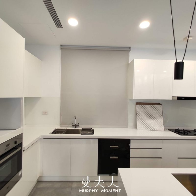 白色捲簾與廚房潔淨白色牆面打造乾淨空間